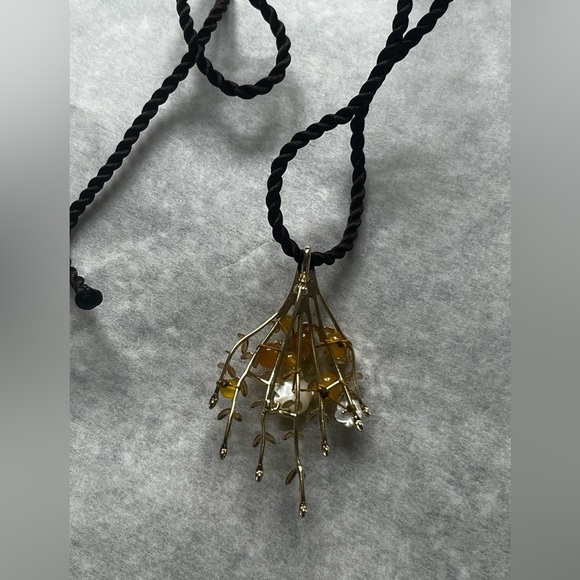 NWOT Golden Leaf Necklace - Picture 4 of 4